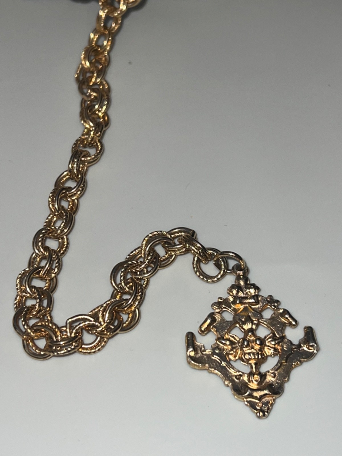 Vtg Gold-tone Double-link Textured Rolo Lariat Chain Necklace w/ Amulet Pendant