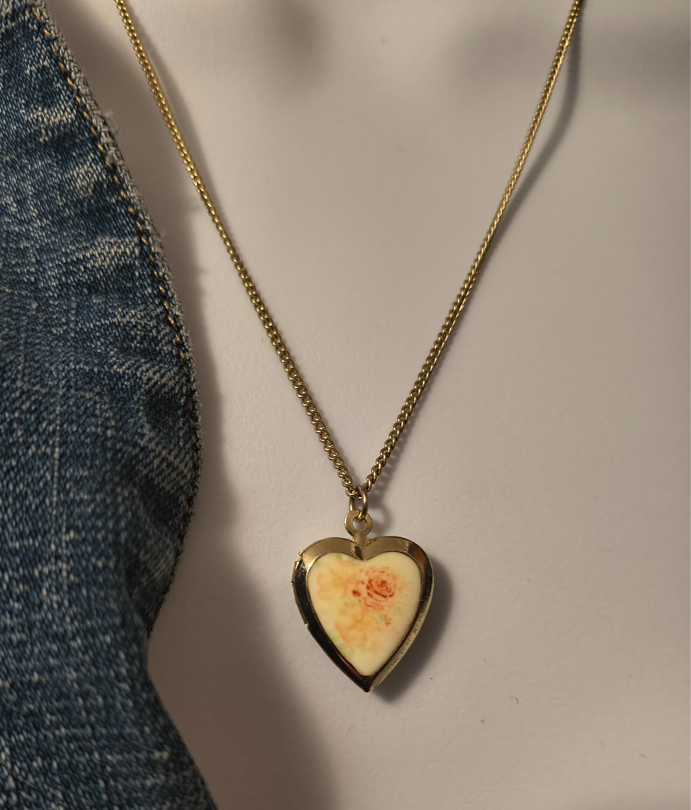Vintage Gold Tone Photo Locket Necklace heart Pendant Floral Design