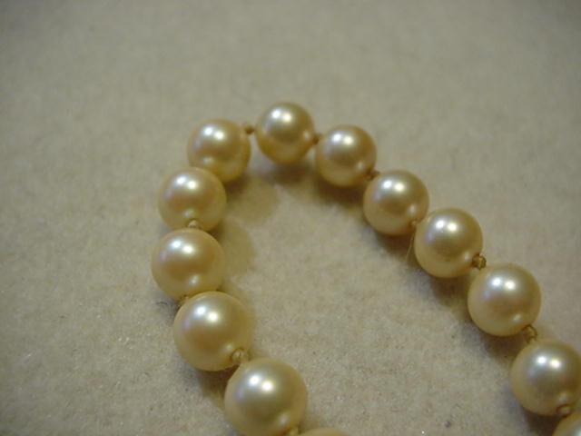Vintage LONG Faux Pearl Necklace/Beads – CHAMPAGNE – Knotted – GT slip-in Clasp