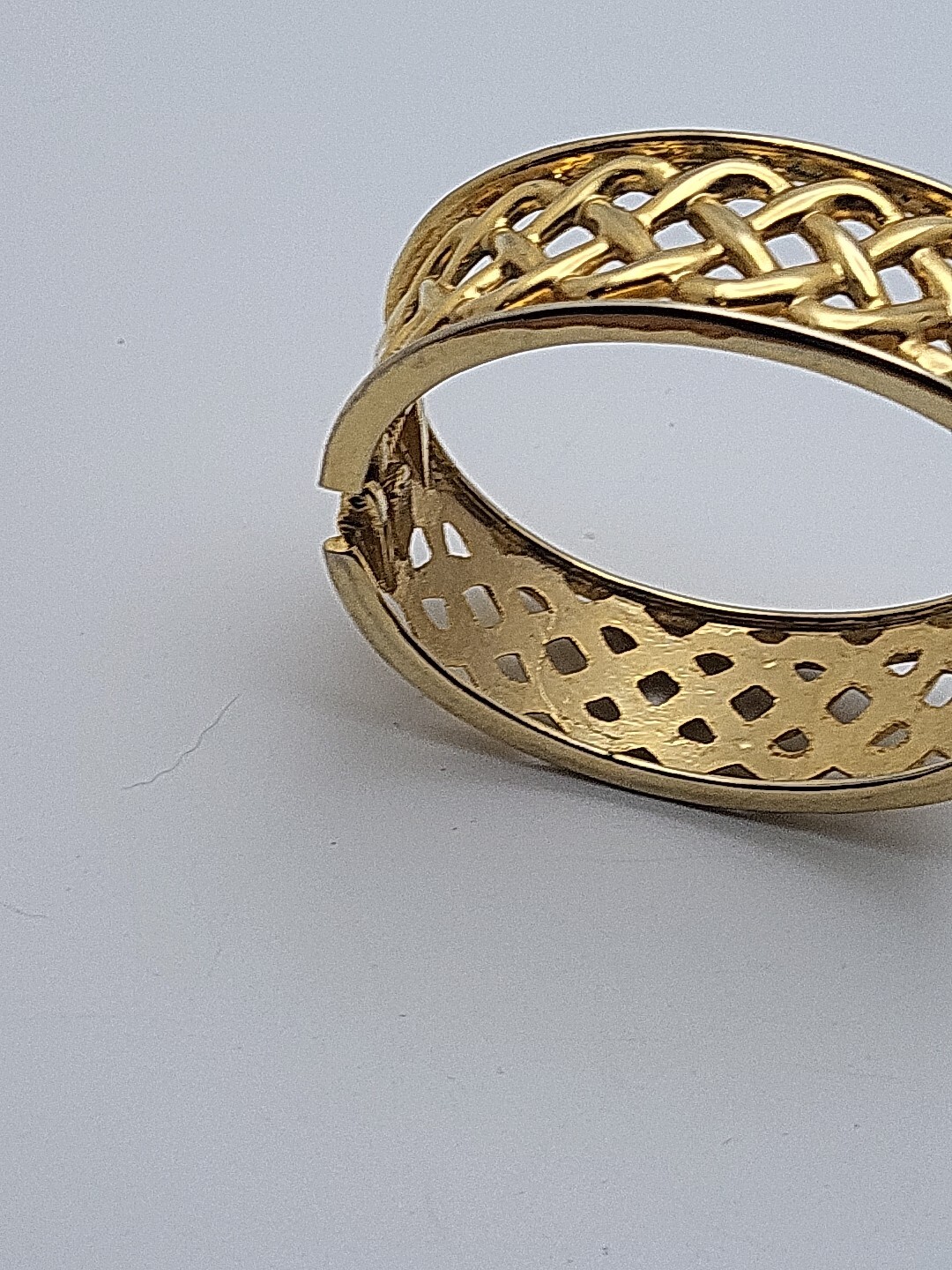 Vtg Oval Open Work Gold Tone Hinged Clamp Bracelet Bangle 6.5″