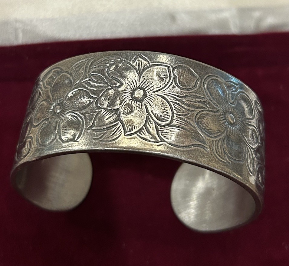 Vtg Salisbury Pewter Etched Floral Violets Pewter Cuff Bracelet “February” Sz M
