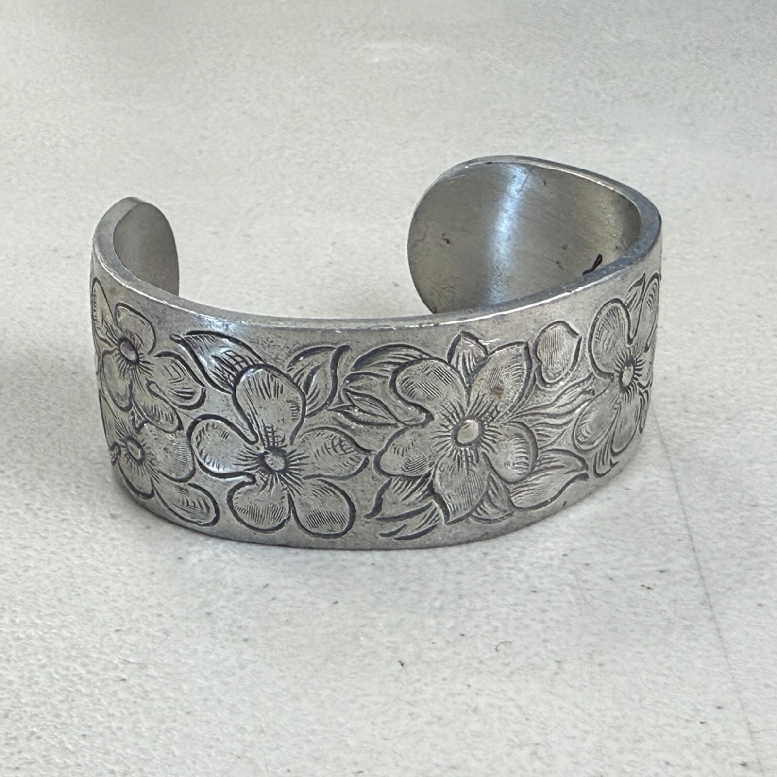 Vintage Floral Etched Metal Cuff Bracelet 90s Salisbury Pewter Silver Tone
