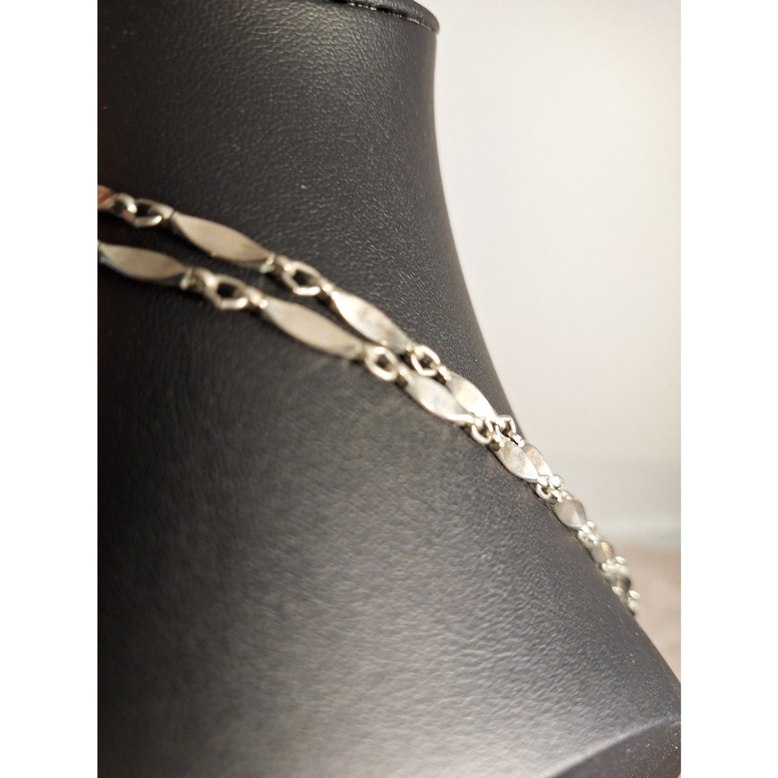 A Vintage Silver Tone Elongated Bar Link Necklace Elegant Minimalist Y2K