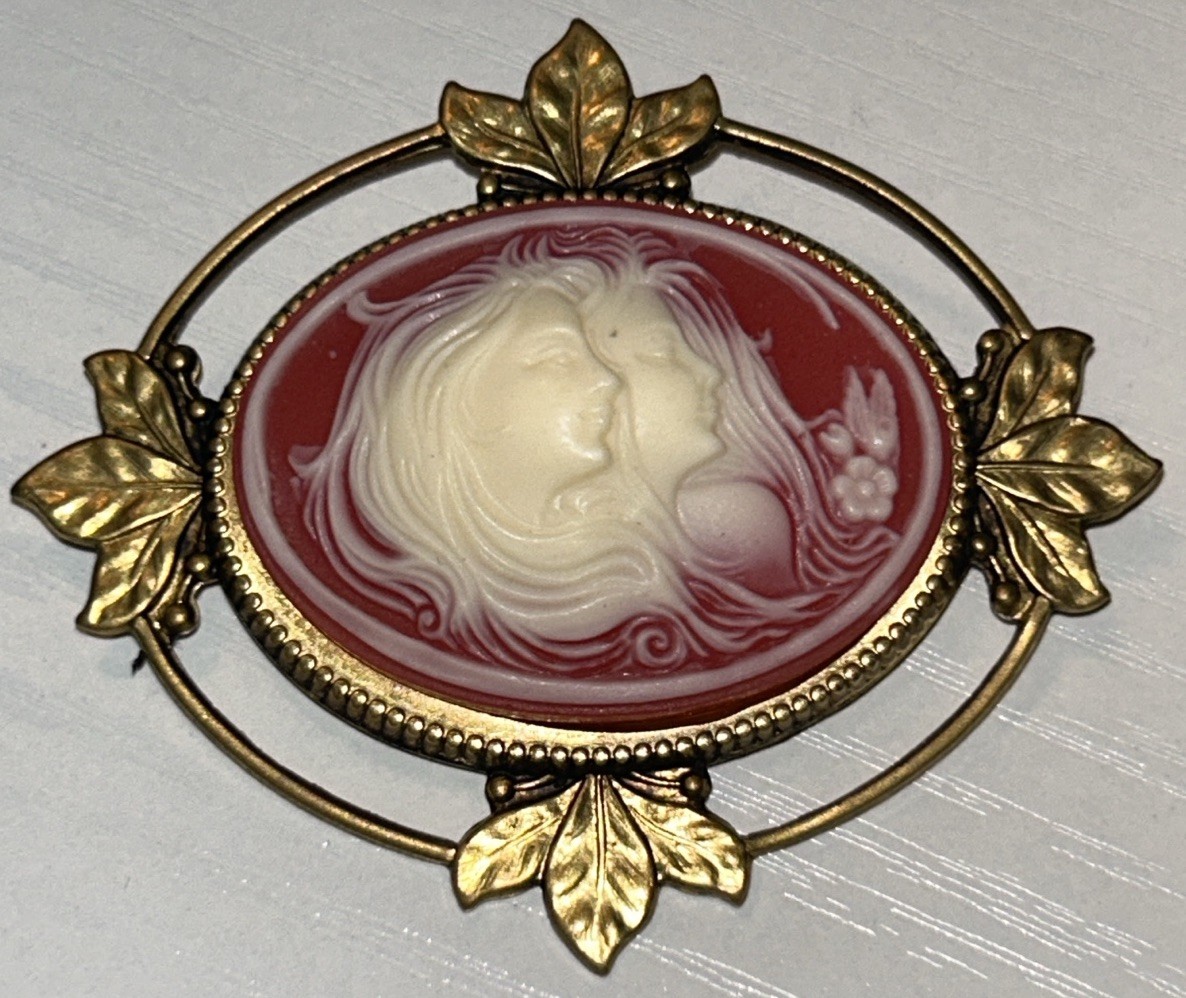 Vintage Twin Sisters Twin Muse Cameo Brooch Gold Leaf Frame 2.5”, 17g 1960’s MCM