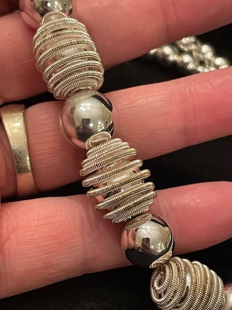 Vin. Monet Silver-ton necklace Twisted spril beads+ slver beads 9.25″ ajustable