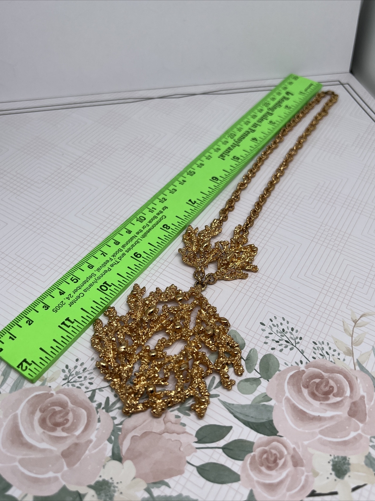 RARE 1971 NAPIER BERTOLLI ‘SCULPTED CORAL’ GOLD-TONE CHAIN PENDANT BOOK PIECE