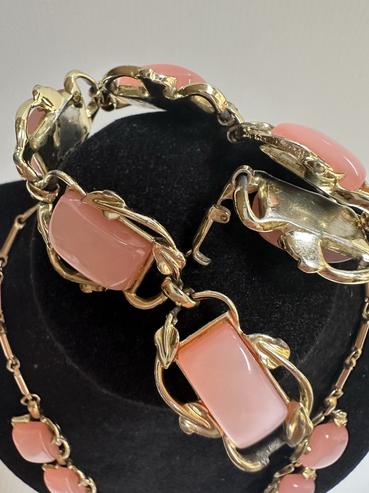 VTG 1950 SIGN CORO SET NECKLACE 17”BRACELET 7’ GOLD TONE THERMOSET PINK MOONGLOW