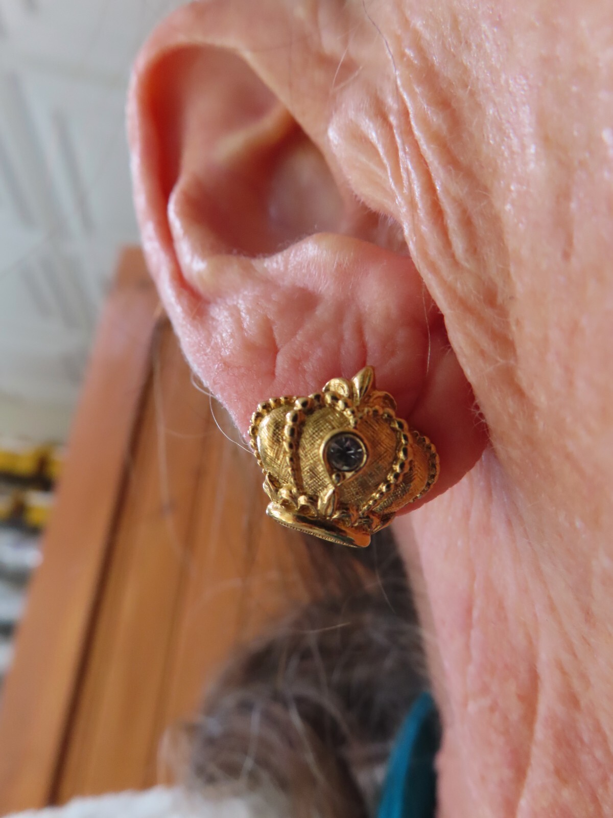 Vintage-AVON 1989 “Regal Crown” Rhinestone Stud Earrings