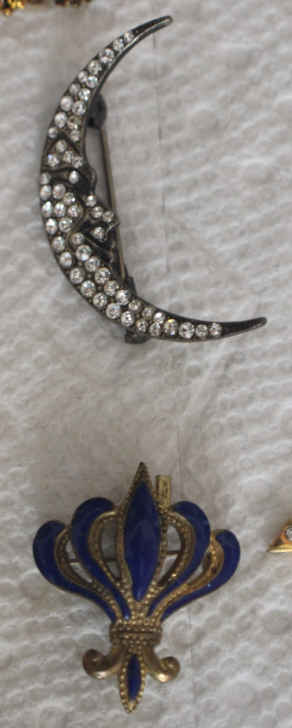 19 Antique/Vintage Different Styles Pin Brooches Lot
