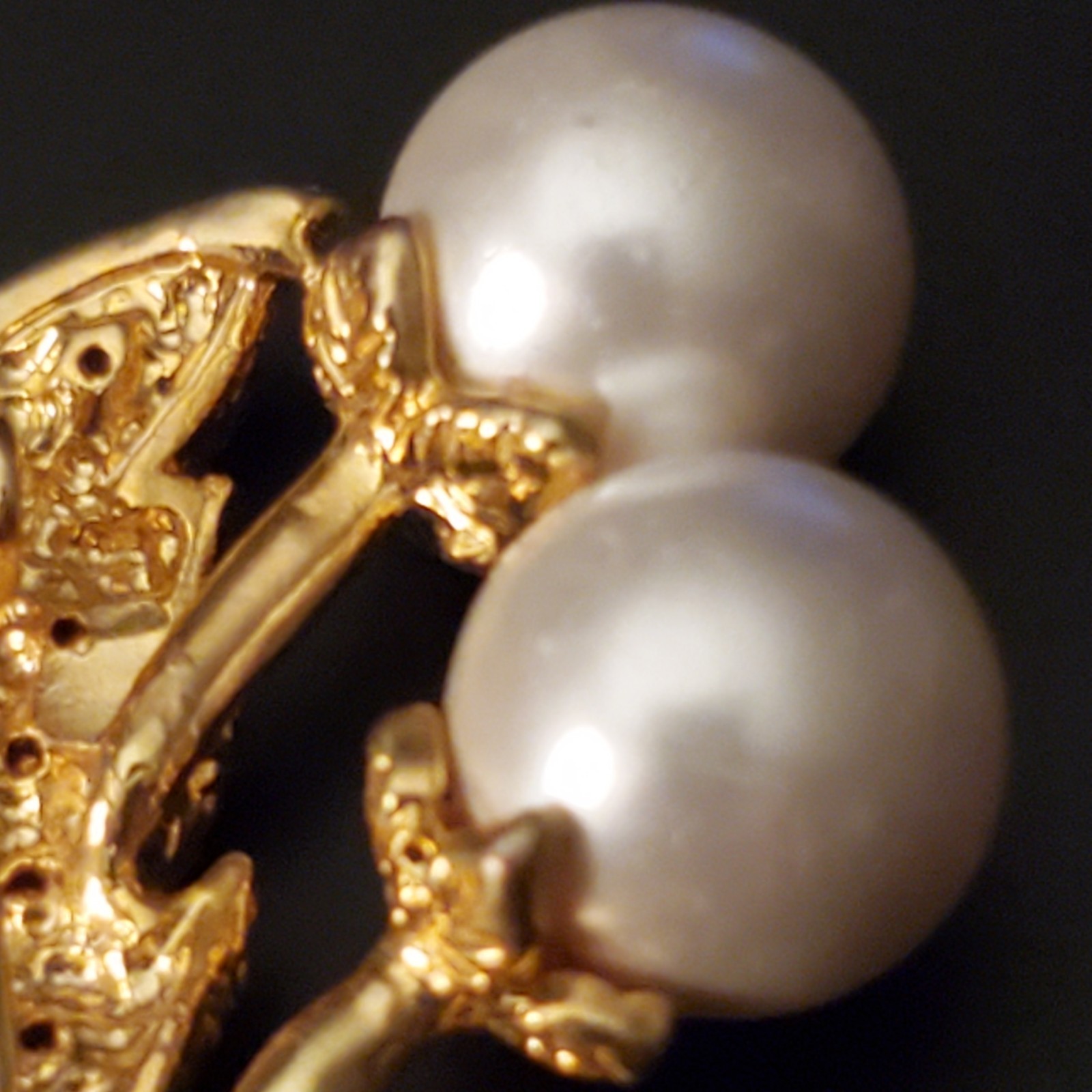 Vintage Goldtone Pin Faux Pearl and Rhinestone Leaf Shape Brooch 1 1/2 inch EUC