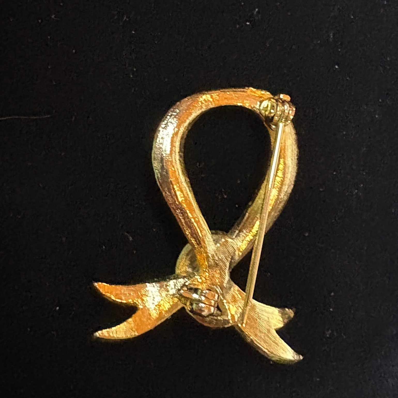 Vintage Gold Tone Textured Ribbon Bow Brooch Pin Classic Looped Design Accessory