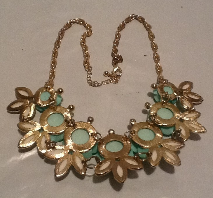 Sugarfix by Bauble Bar Green Flower White cabochon Statement Necklace 17″ USED