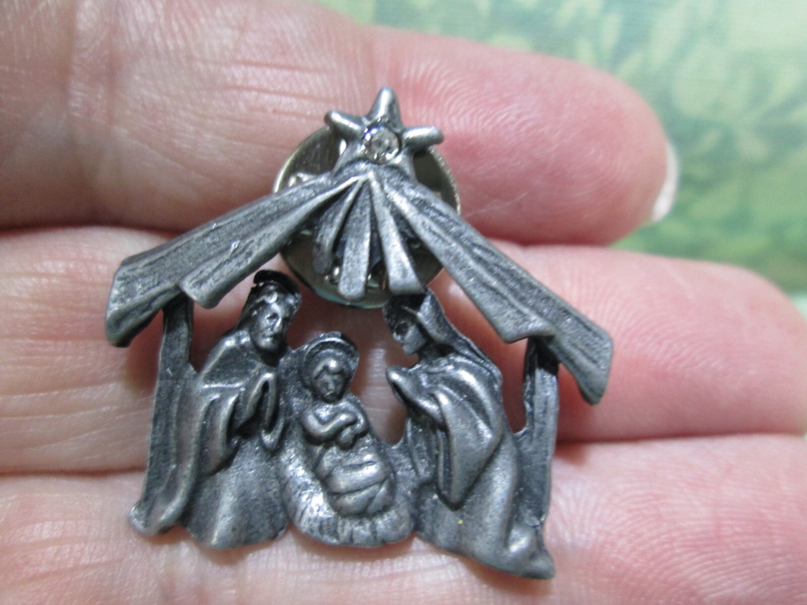 Nativity Lapel Pin Pewter Etched Look Baby Jesus Mary Joseph Christmas / Q