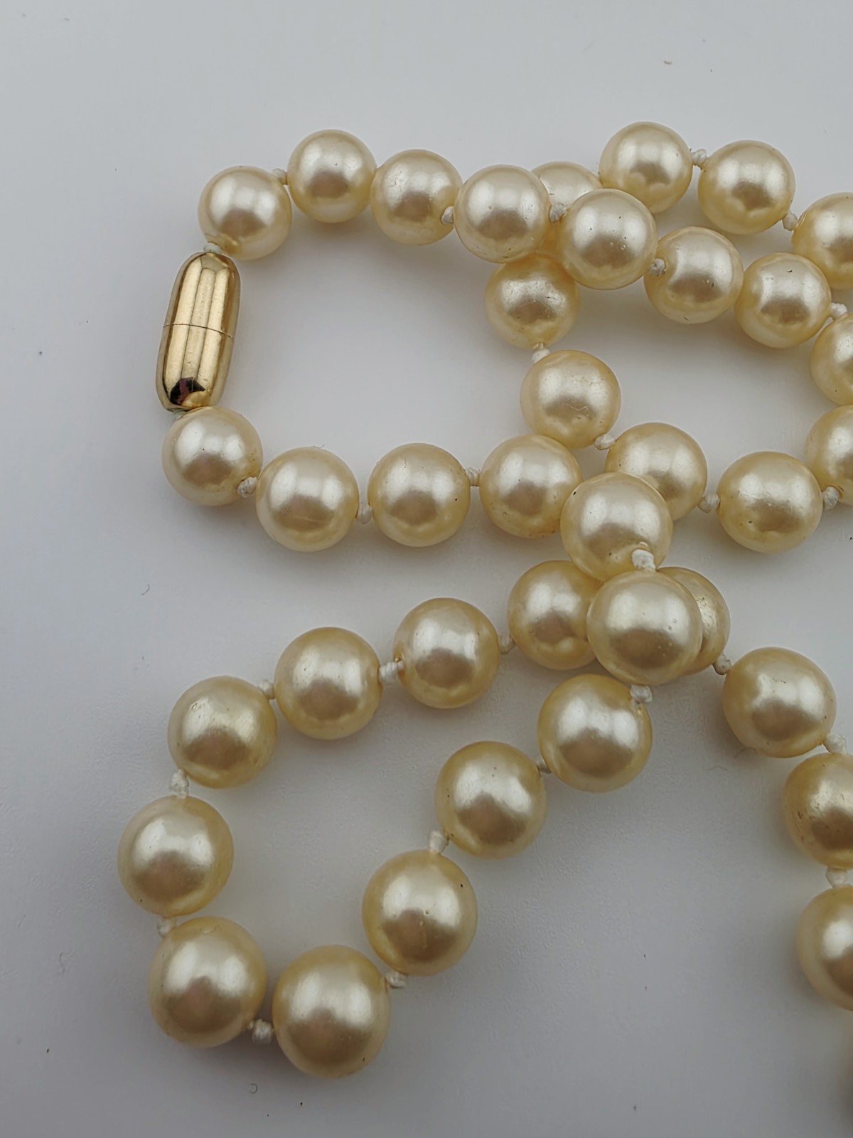 Vintage Hand Knotted Cream Glass Pearl Necklace Gold Tone Screw Barrel Clasp 17½