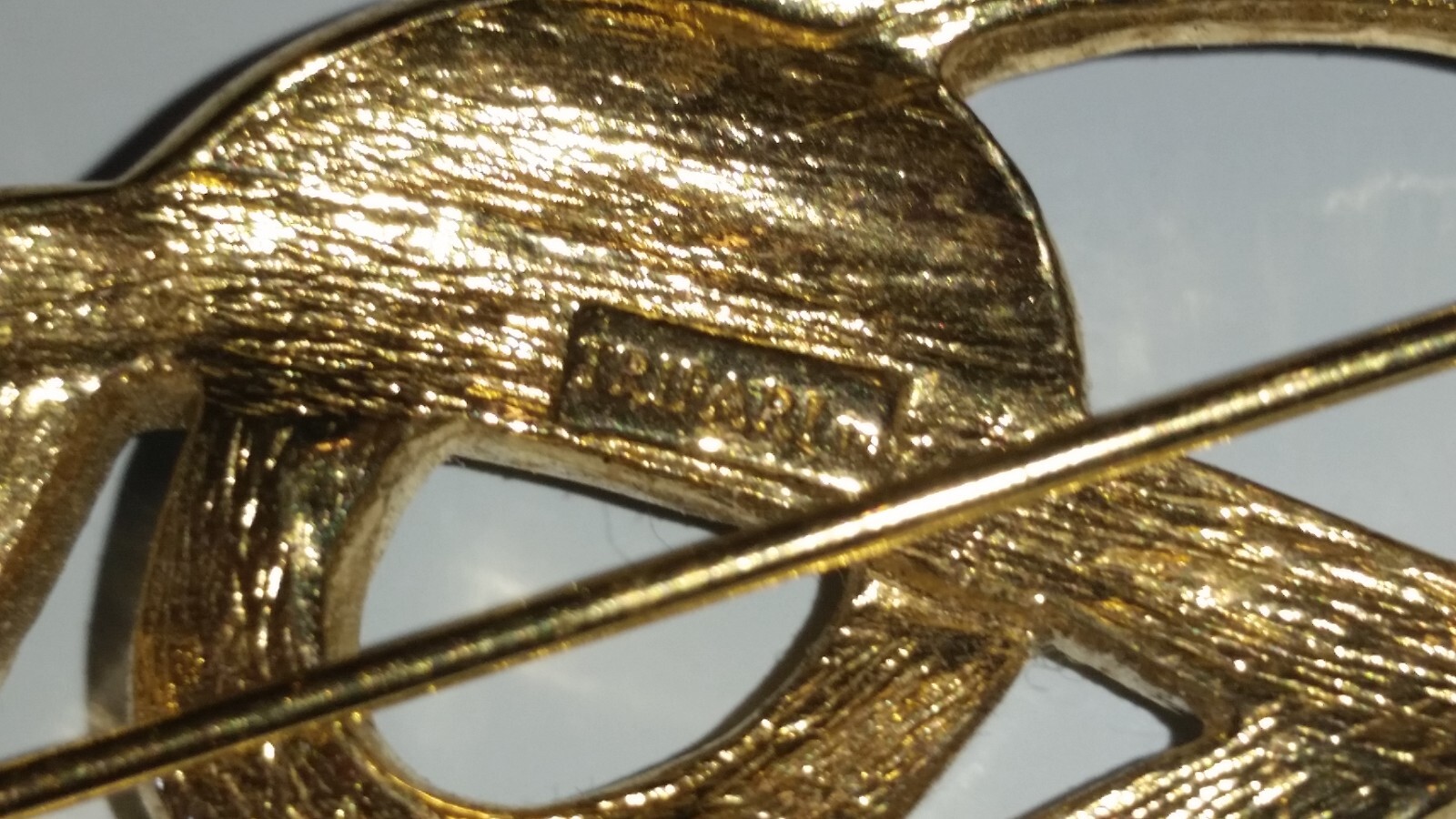 Vintage TRIFARI Brooche Pin Swirl Ribbon costume jewelry
