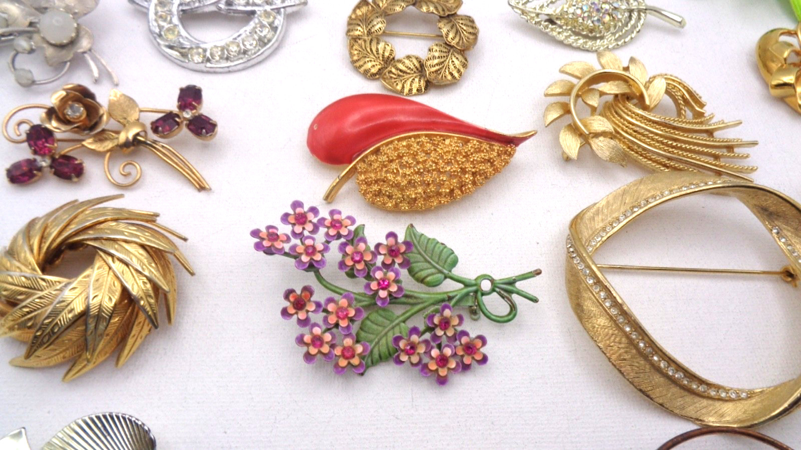 25 Vintage Cabochon Crystal Enamel Faux Pearl Rhinestone Flower Leaf Brooch Lot