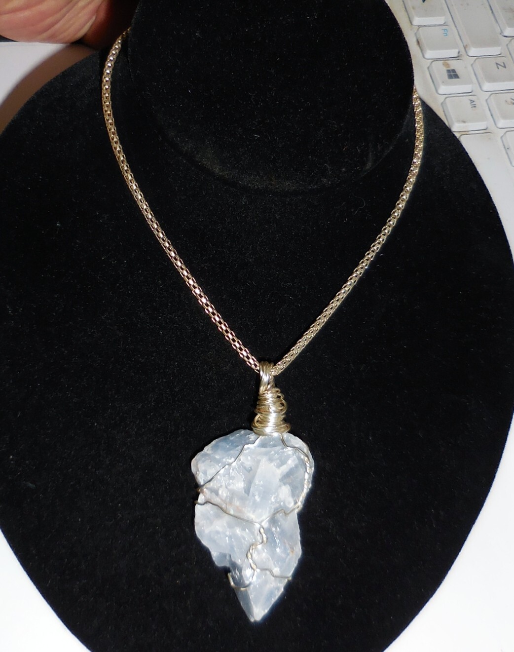 VINTAGE NATURAL CALCITE NECKLACE BEAUTIFUL GEODE ROCK PENDANT DESIGN