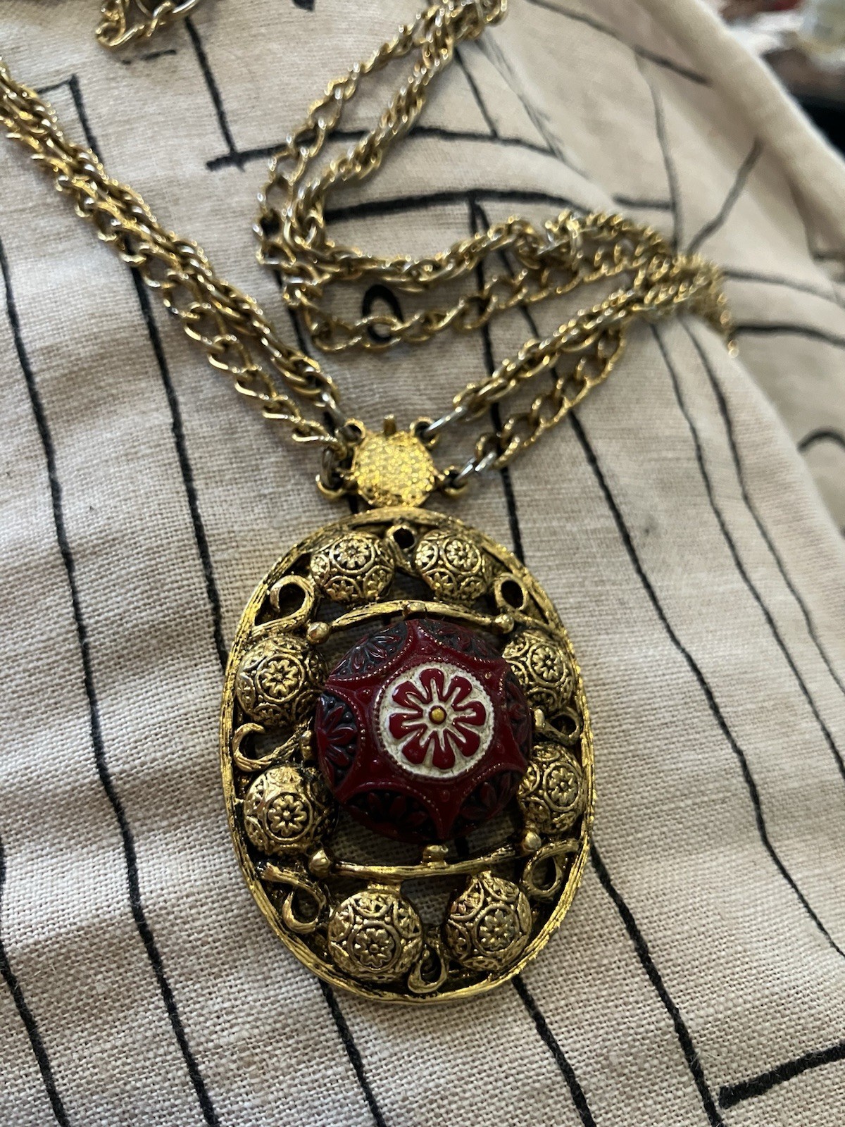 Celebrity NY double chain Pendant Necklace gold tone red bead center 22 Inches