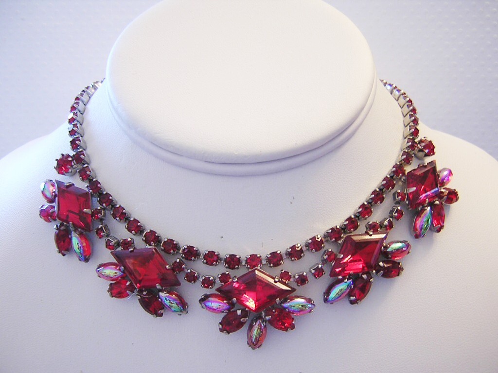 1960’s RED SASSY Timeless Diamond Shape RHINESTONES & Iridescent GLASS Necklace