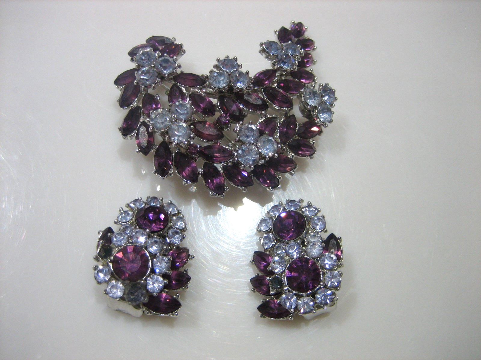 1950’S CROWN TRIFARI CONTESSA PURPLE AND BLUE RHINESTONE BROOCH AND EARRINGS SET