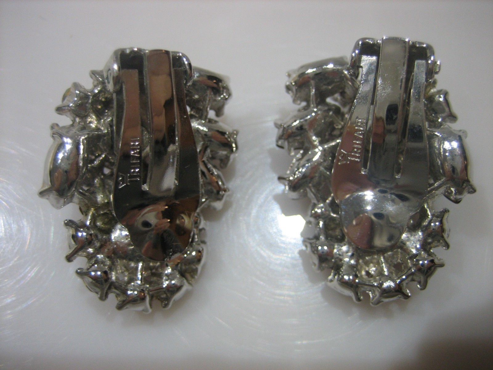 1950’S CROWN TRIFARI CONTESSA PURPLE AND BLUE RHINESTONE BROOCH AND EARRINGS SET