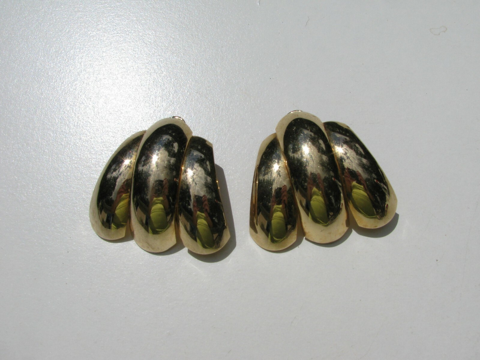 VINTAGE PUFFY YELLOW GOLD TONE PLATED METAL HAUTE COUTURE RUNWAY CLIP EARRINGS