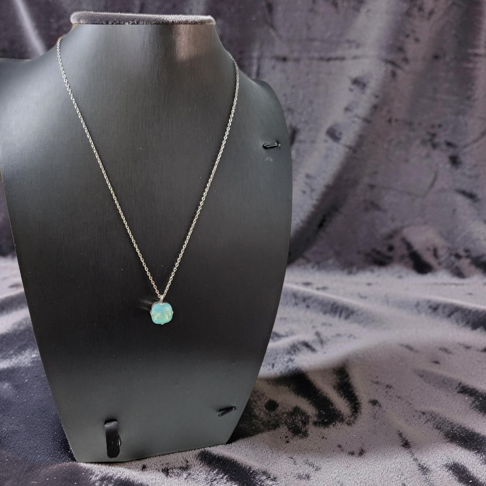 Vintage Kriker de Jewelry Co Beautiful Moonstone 9.5″ necklace.