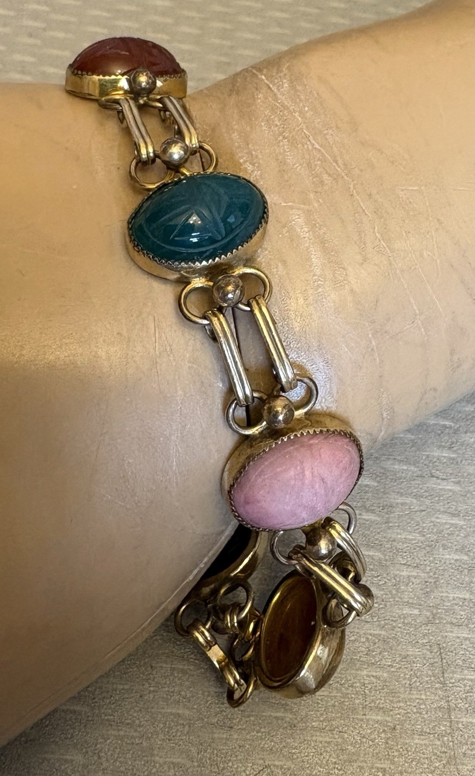 Vintage Goldfilled Carved Gemstone Scarab Bracelet signed AC 1/20 12K GF 7″