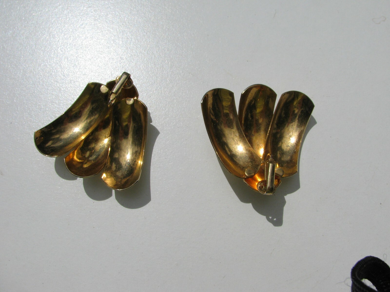 VINTAGE PUFFY YELLOW GOLD TONE PLATED METAL HAUTE COUTURE RUNWAY CLIP EARRINGS