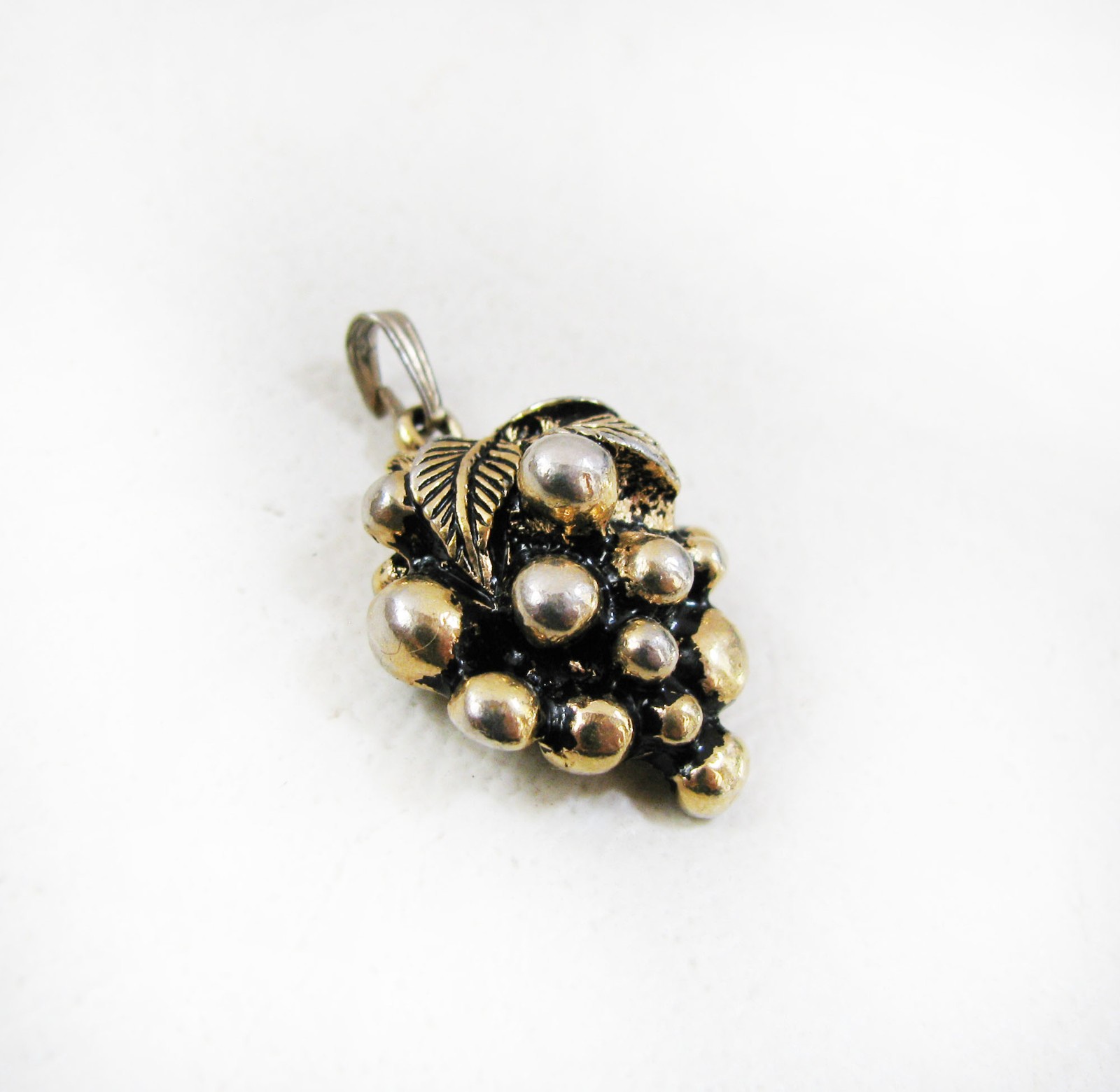 Pretty Vintage Mid Century Sarah Coventry Grape Cluster Pendant