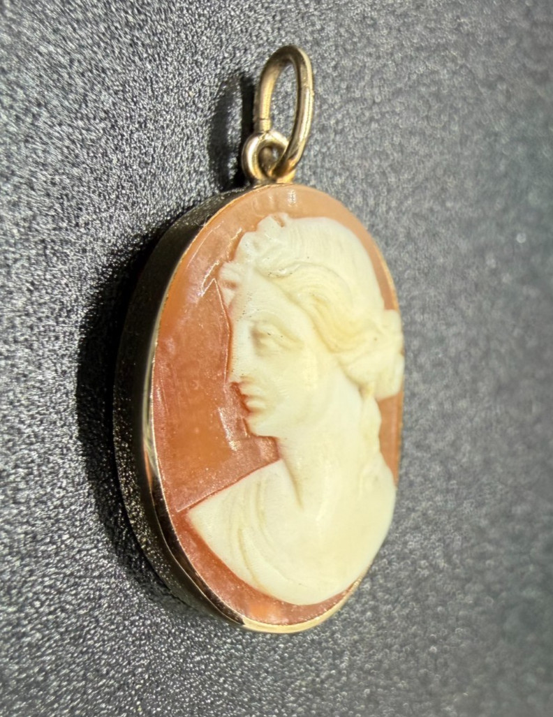 Vintage 14K Yellow Gold Cameo Pendant Shell Portrait Oval .75″ X .50″ 1.53grams.