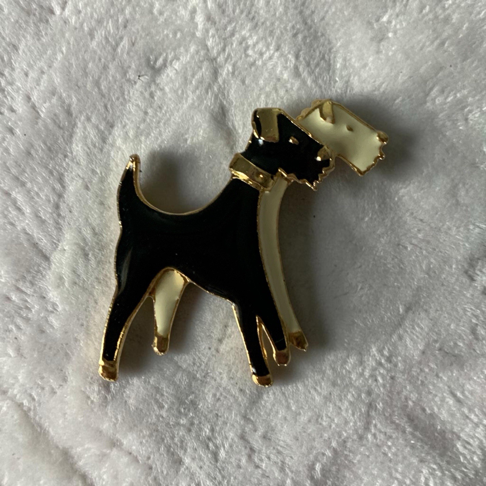 Vintage Airedale Terrier Dog Black Cream Enamel Gold Tone Brooch Pin