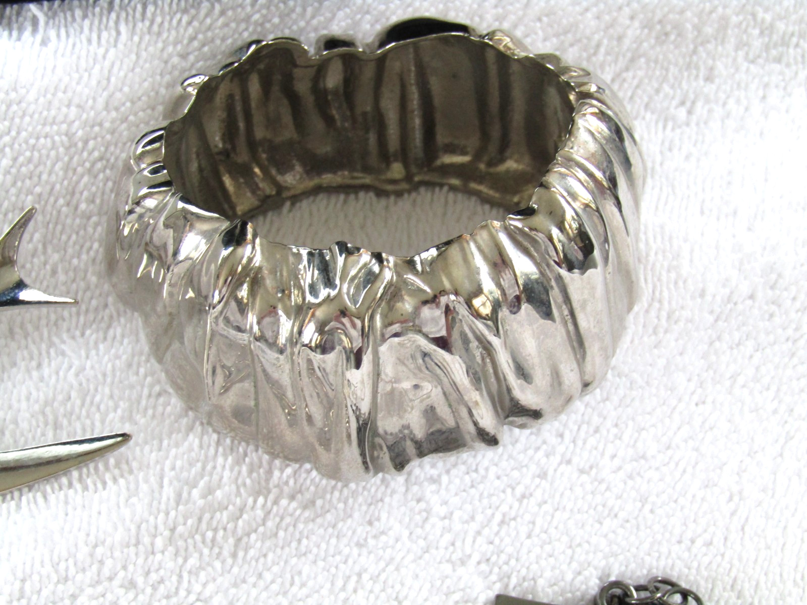 NICE COSTUME JEWELRY WEISS TRIFARI MONET COVENTRY LUCITE RHINESTONE BLACK WHITE