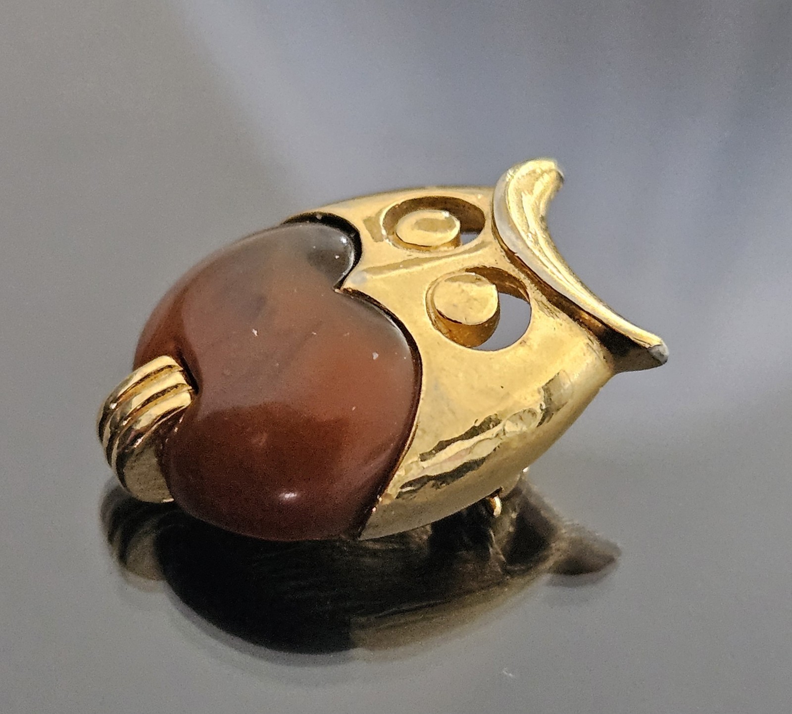 Vintage Small CROWN TRIFARI Gold Tone With BROWN LUCITE OWL BROOCH PIN .75″