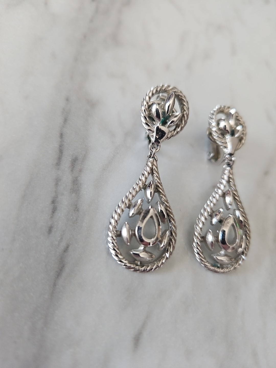 Vintage Trifari Silver Tone Dangle Clip On Earrings Tear Drop Modern Classic