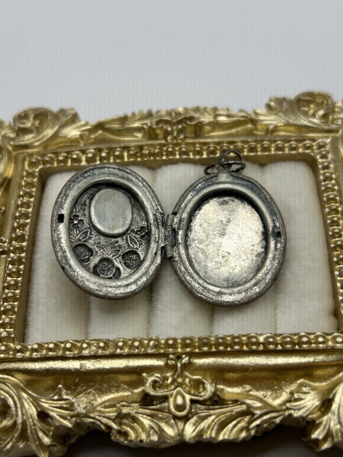 Vintage Silvertone Mona Lisa Cameo Locket Pendant Art Portrait Estate Jewelry