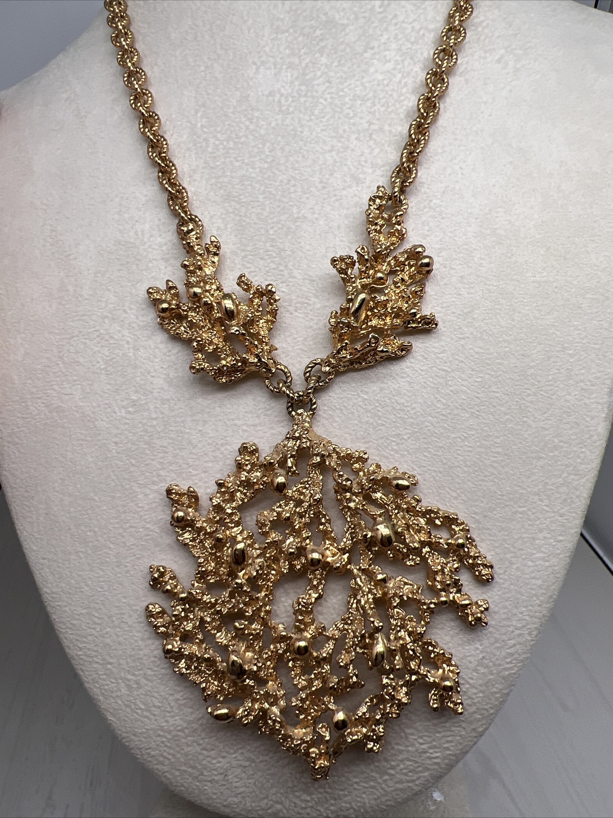 RARE 1971 NAPIER BERTOLLI ‘SCULPTED CORAL’ GOLD-TONE CHAIN PENDANT BOOK PIECE