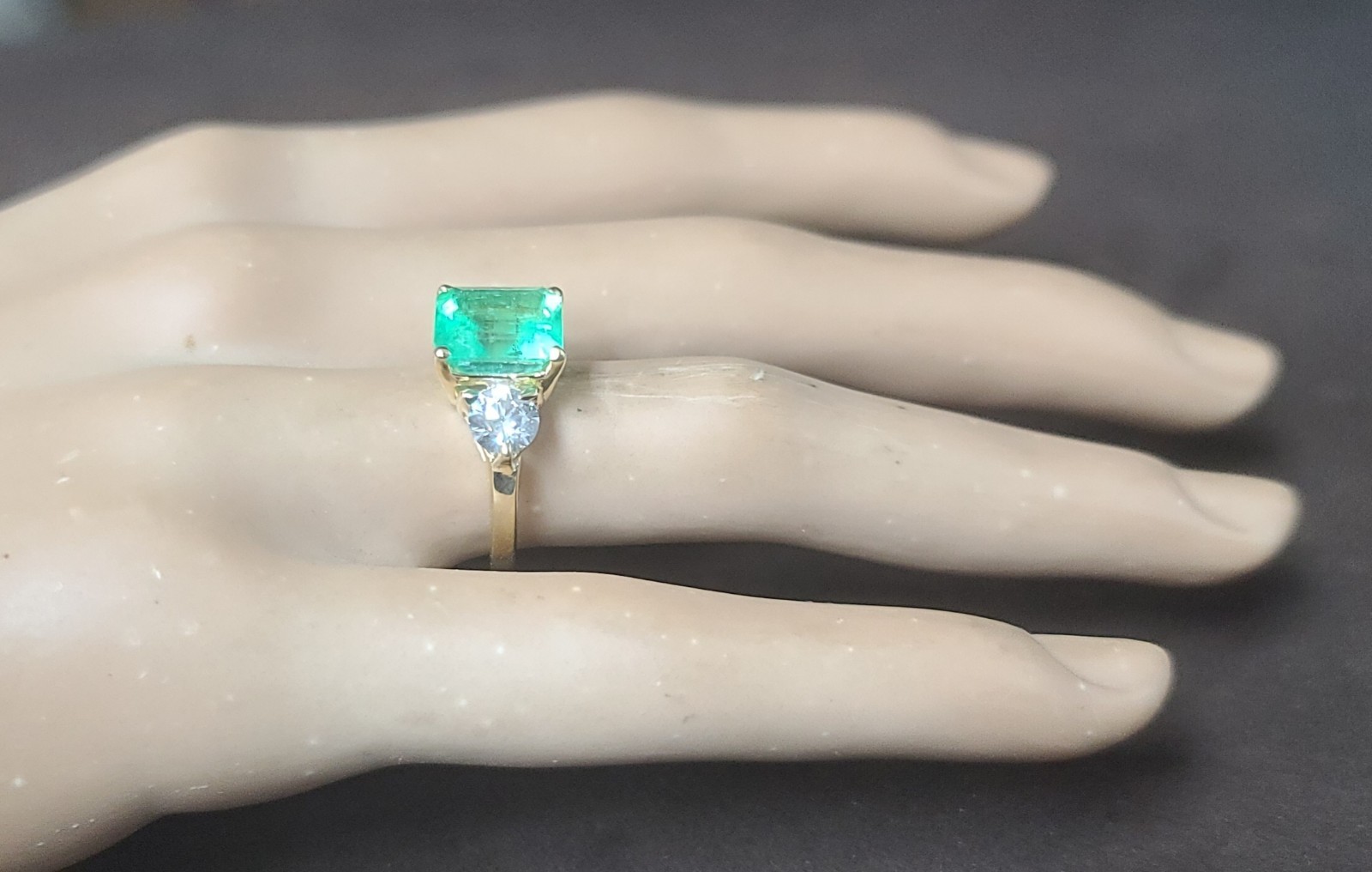 Vintage 14k Yellow Gold Engagement Ring 3.01CT. Natural Green Colombia Emerald