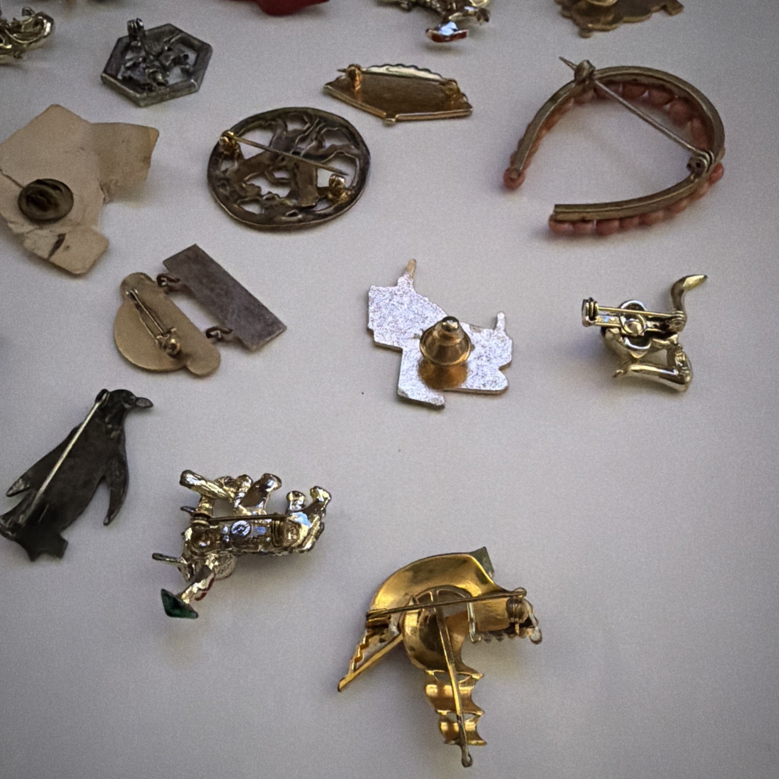 vtg pin lot of 25 collectible rare hard to find horseshoe souvenir Disney apple