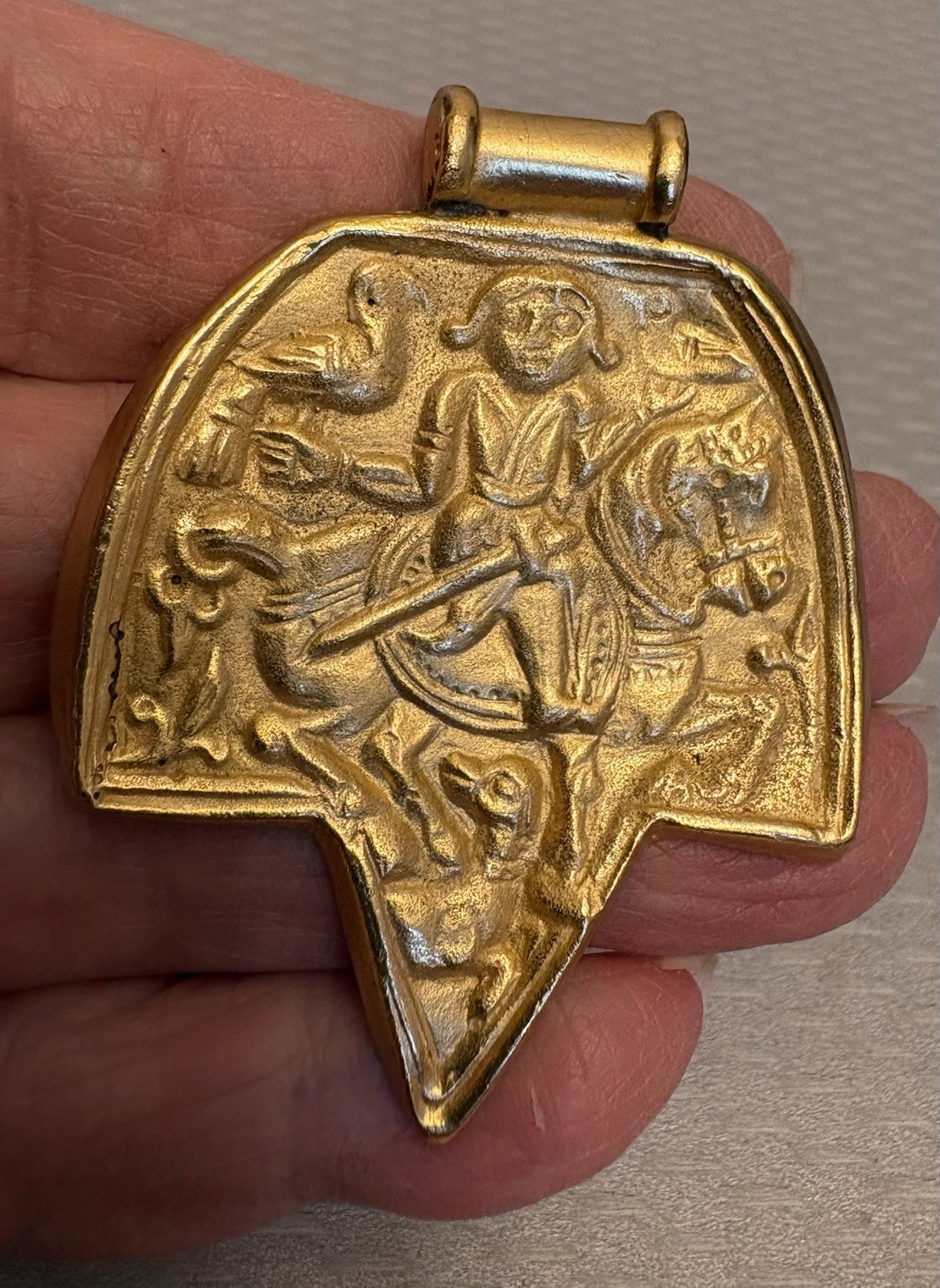 Vintage Alva Museum Replicas Goldtone Brooch Medieval Hunting Scene Falconer Dog