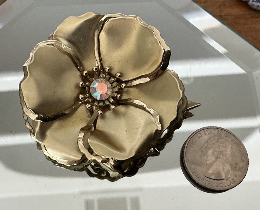 VINTAGE ESTATE ENAMELED FLOWER GOLD TONE APPROXIMATELY 2 1/2 INCHES BROOCH