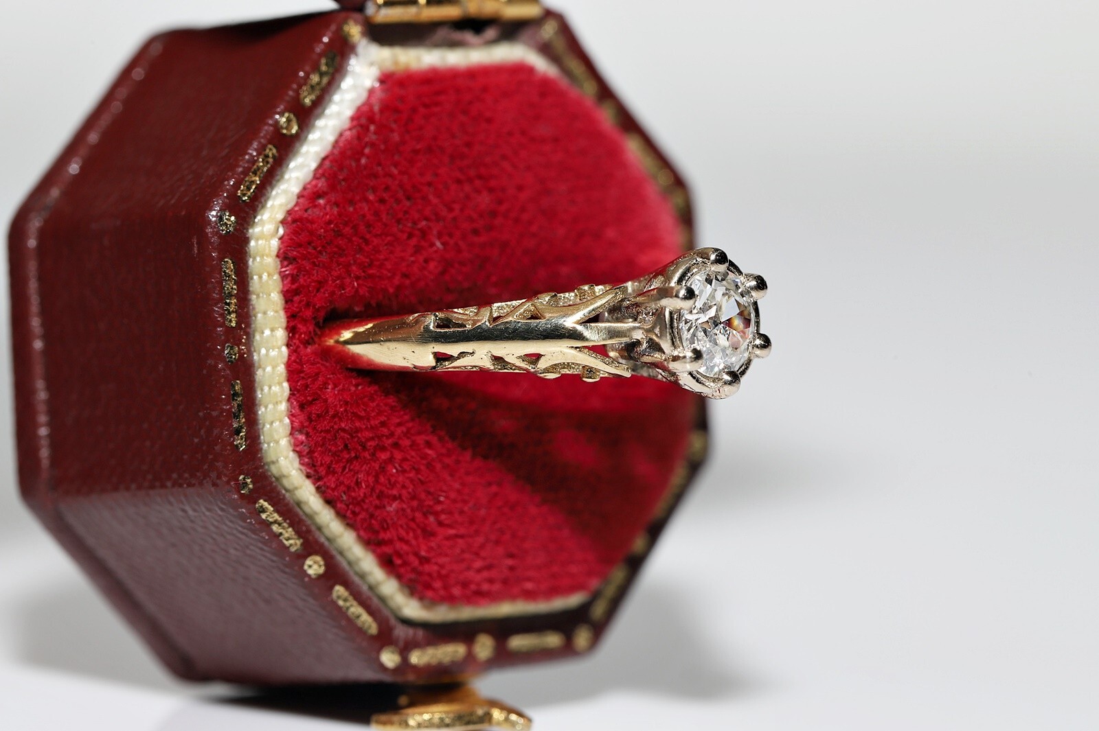 18k Gold New Made Natural Diamond Decorated Solitaire Ring