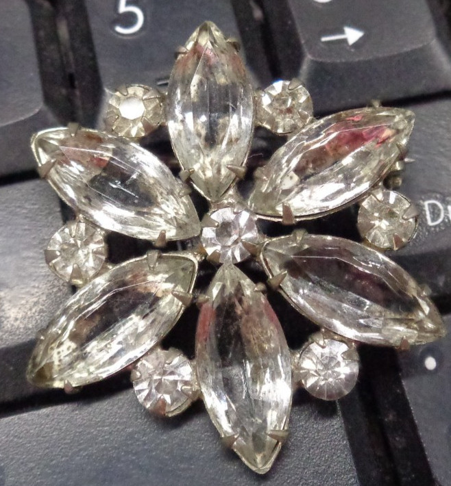 Vtg ESTATE Silvertone CLEAR Glass Prong Setting Rhinestone FLOWER Pin 1-3/8″ D