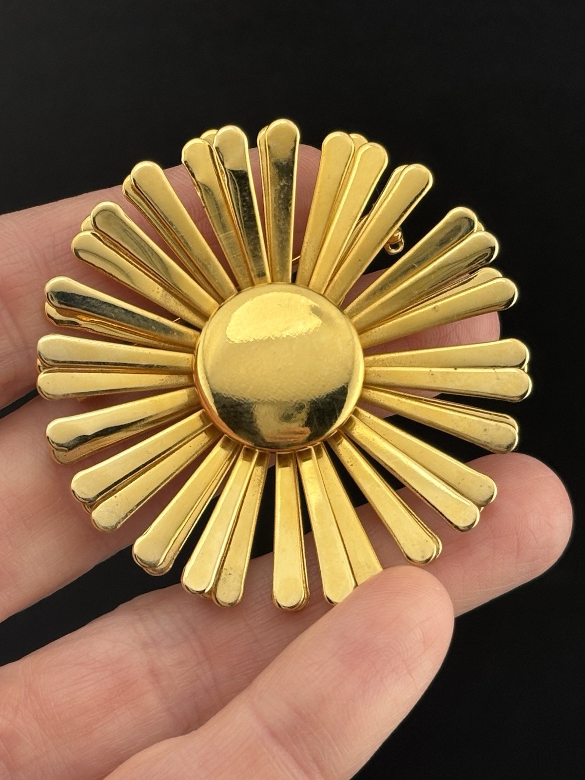 Daisy Flower 1960’s Mod Retro Pop VTG Gold Tone 3D Brooch Pin