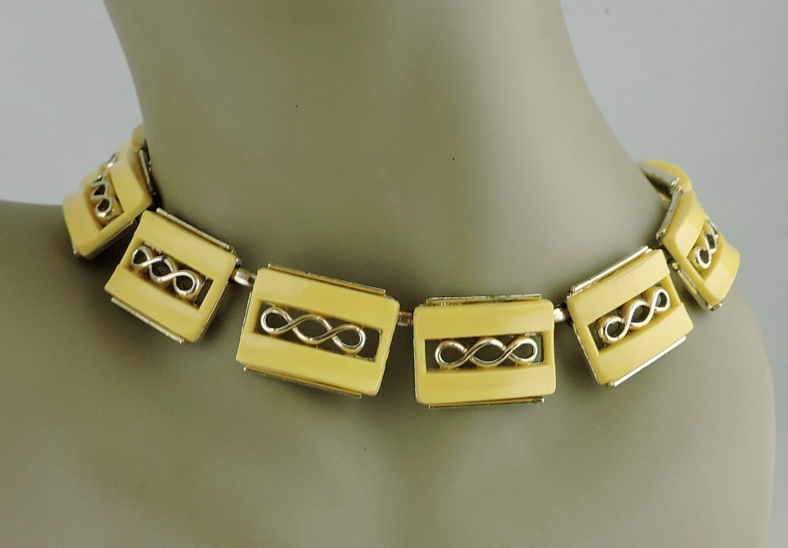 VINTAGE GOLD TONE & YELLOW PLASTIC RETRO PANEL ART DECO NECKLACE CHOCKER