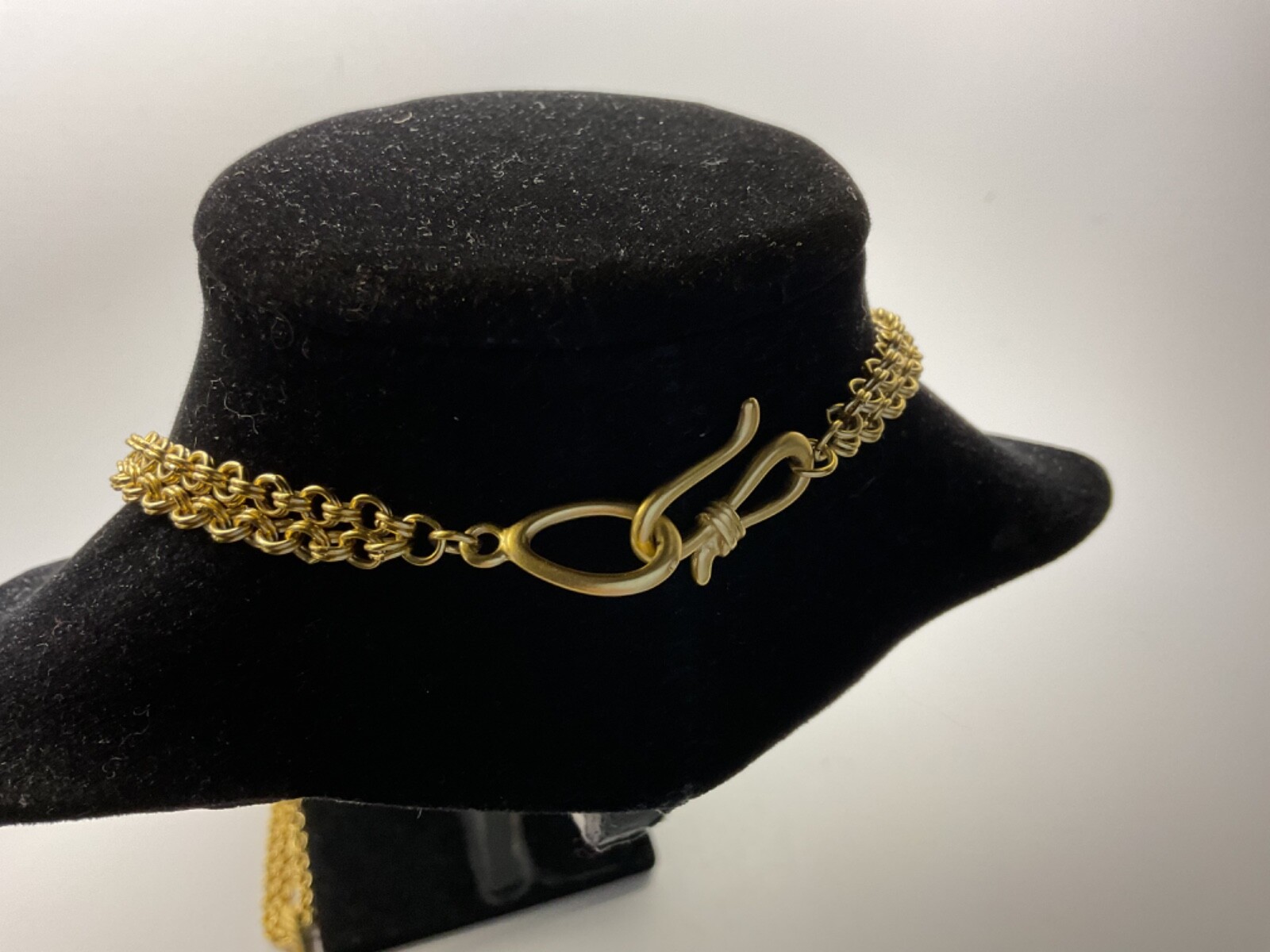SIGNED LIZ CLAIBORNE MATTE GOLD FILIGREE MEDALLION PENDANT DOUBLE CHAIN NECKLACE