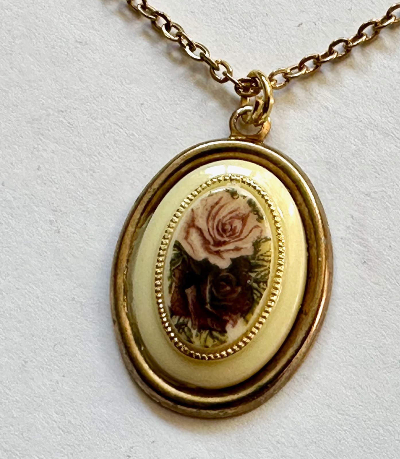 Vintage oval pendant 1″ brass w pink flower necklace 20″ gold plated