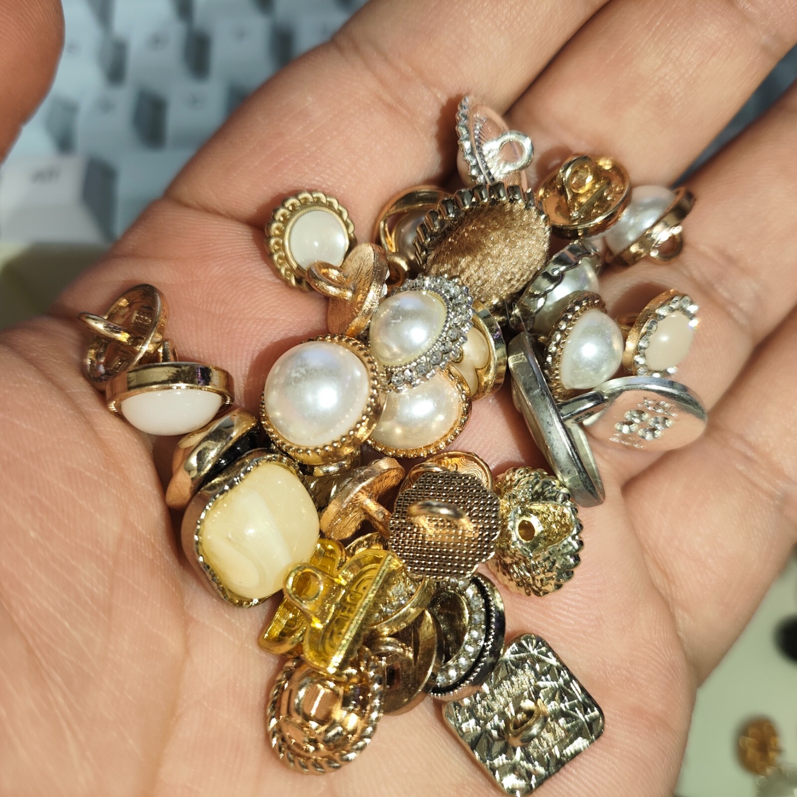 Vintage-now Costume Jewelry makeing Lots button Read Description 50pcs