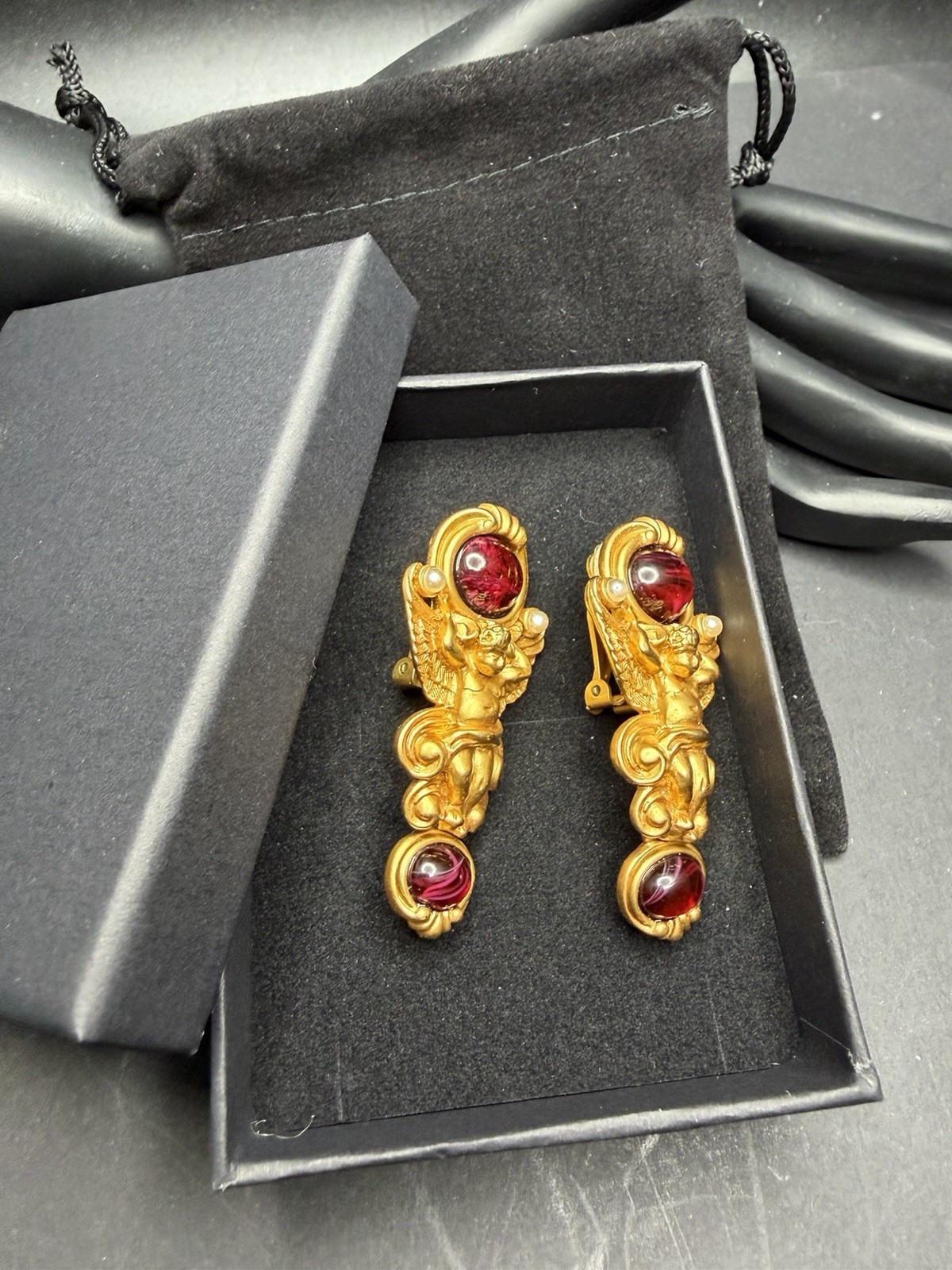 VTG ELIZABETH TAYLOR COLLECTION GILDED AGE CHERUB ANGEL DROP CLIP EARRINGS AVON