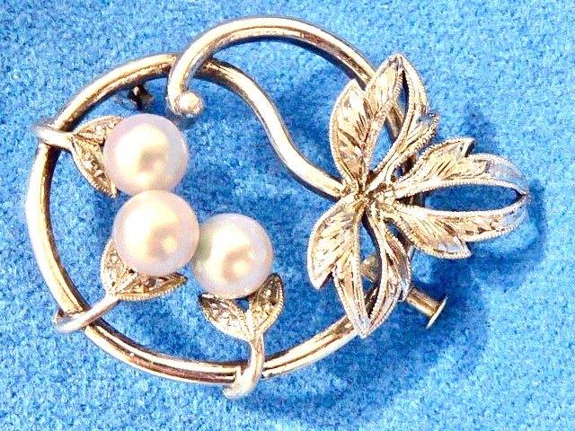 MIKIMOTO SIGNED VINTAGE BRIGHT CLEAN (3) 6 MM CULTURED AKOYA PEARLS STERLING PIN
